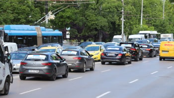 Центърът на София почерня от коли, блокирани са ключови кръстовища, ето защо СНИМКИ