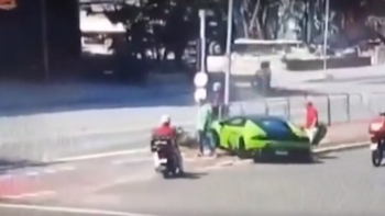 Брутален екшън между шофьор с Lamborghini и мотоциклетист обирджия ВИДЕО