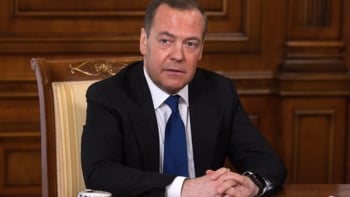 Медведев заплашва Полша с "радиоактивна пепел", ето каква е причината