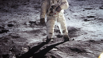 Извънземни попречили на първия астронавт на Луната да си направи снимка