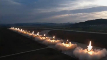 Северна Корея изплаши света: Изстреля 18 балистични ракети едновременно ВИДЕО