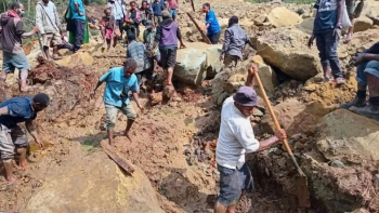 Погребани живи: Стотици останаха затрупани под земята, отказаха да ги спасят ВИДЕО