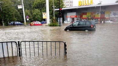 Библейско наводнение удари два БГ града, и на други места е страшно ВИДЕО