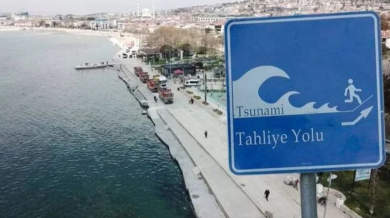 Апокалипсис: 5-метрови вълни заливат Истанбул след земетресение от 7,5 СНИМКИ