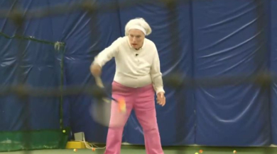 ВИДЕО: 98-годишна баба скри шапката на всички, на бас, че не го можете