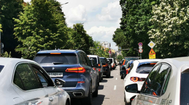 Мистериозна блокада в центъра на София, шофьорите беснеят СНИМКИ