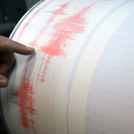 Мощно земетресение удари Турция: Хора бягат панически, сгради рухнаха ВИДЕО