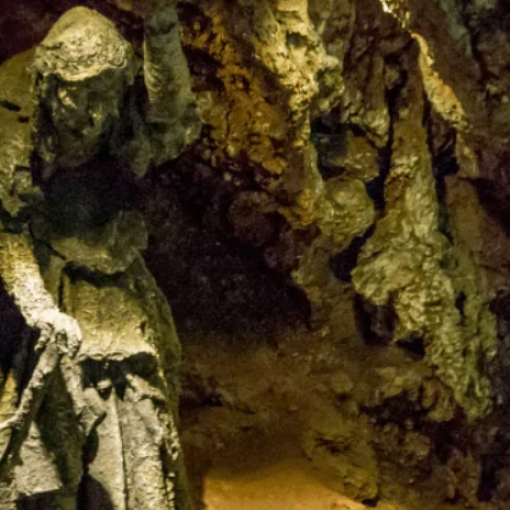 Британската Ванга от тъмната пещера с 3 важни предсказания
