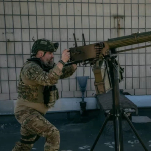The Guardian: Пазят небето над Киев с музейни картечници, шокиращо е кой стреля с тях