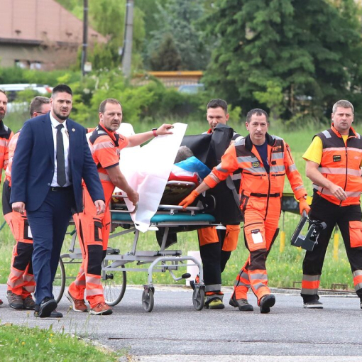 Премиерът на Словакия бере душа, изникна усложнение по време на операцията