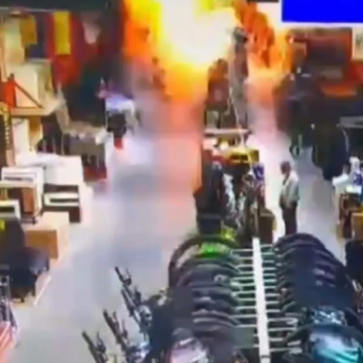 ВИДЕО запечата епицентъра на взрива на руския удар по хипермаркета в Харков