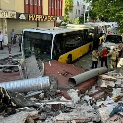 Нереален кошмар в Истанбул: Жилищна сграда се срути и затрупа десетки ВИДЕО