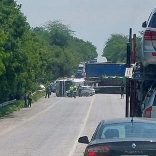 Неописуем ужас на пътя край Плевен, шофьорите са в паника СНИМКИ