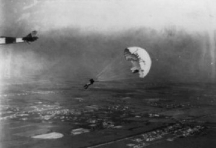 19.4.1919 г.: Лесли Ървин изпълнява първия преднамерен скок с парашут от  самолет