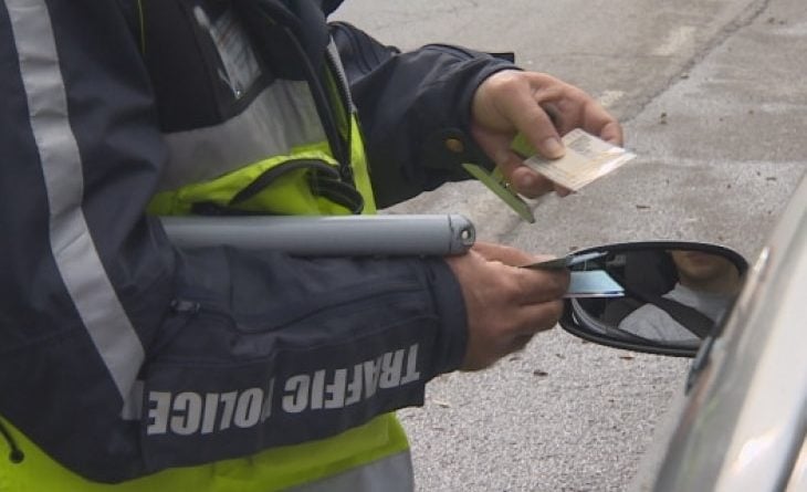 Шофьор подхвърли 100 лева на пътни полицаи в Пловдивско, но после му се стъжни