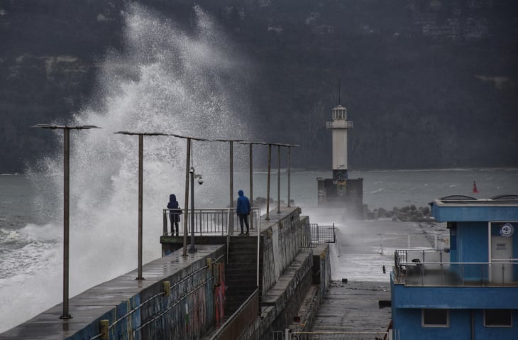 Ужасно време връхлита България: Близо 3-метрови вълни заливат Бургаско КАРТА