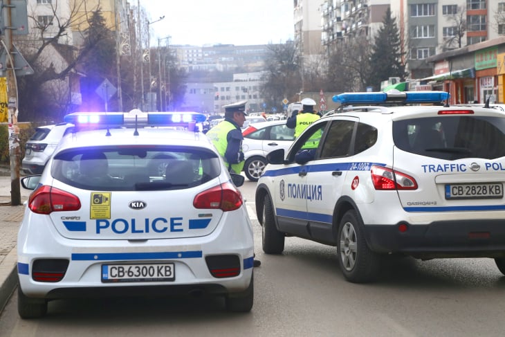 Извънредно в БЛИЦ! Бясна полицейска гонка в София, мъж лежи на пътя със...