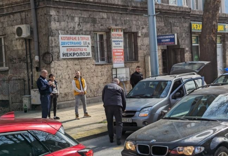Извънредна ситуация в Пловдив! Полицаи обградиха кола и... СНИМКИ