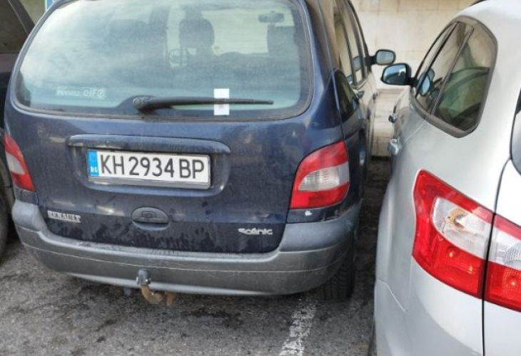 Шофьор втрещи майка с абсурдното си паркиране в Дупница, мрежата прегря СНИМКА