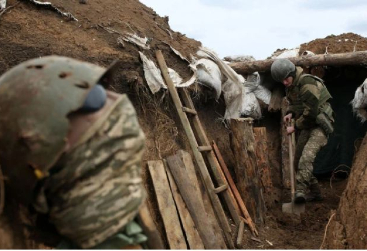 FT: Украинските войници копаят укрепления на фона на...