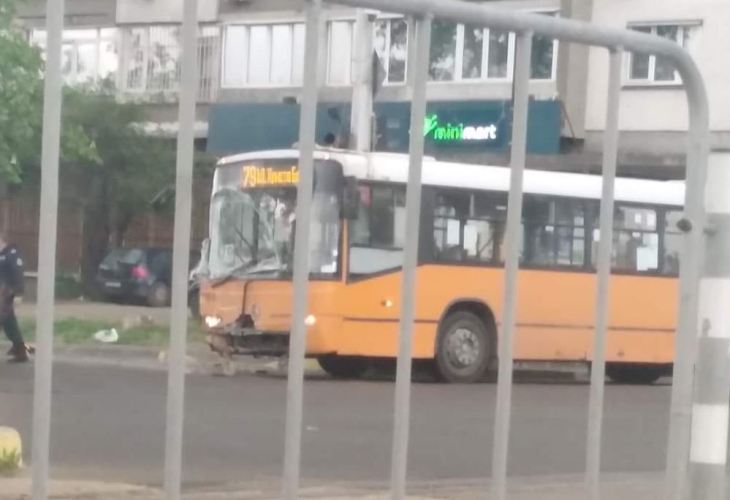 Зверско меле в София с автобус и... СНИМКИ