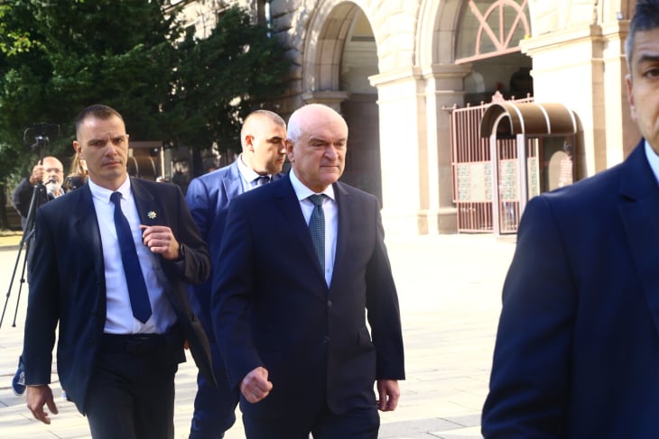 Гали и шамари: Съветник на Радев изкара кирливите ризи на Главчев като премиер