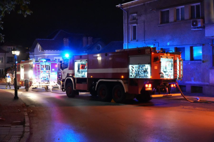 Огнен ад в Търново заради нощна лапма, пожарни и полиция хвърчат СНИМКИ