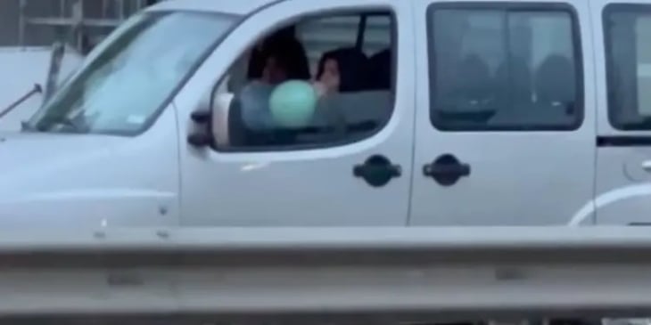 Копаем дъното: Млади хора смучат балони с газ, докато шофират ВИДЕО