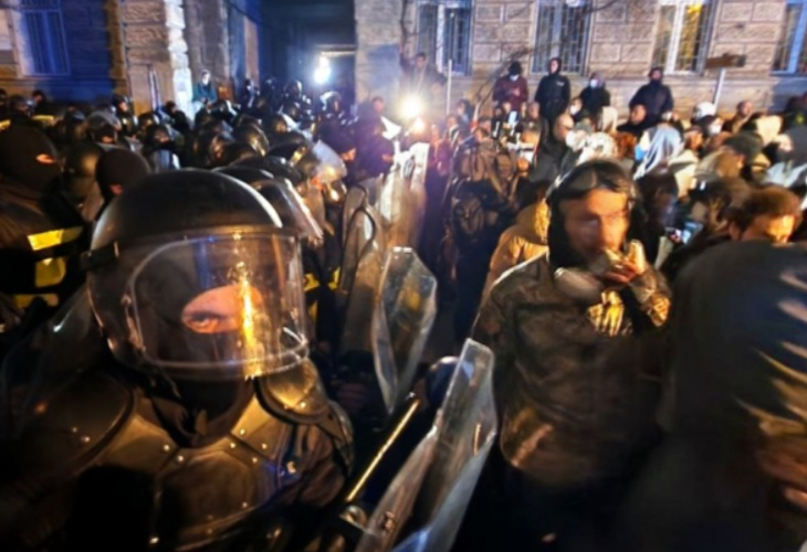 Сълзотворен газ и гумени куршуми: Сблъсъци между полиция и протестиращи в Тбилиси ВИДЕО