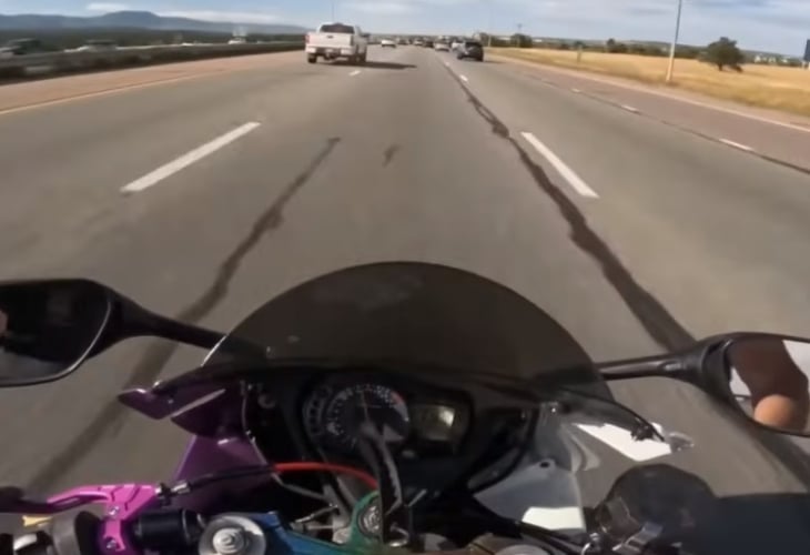 Мотоциклетист вдигна 278 км/ч на пътя, ето как го наказаха ВИДЕО