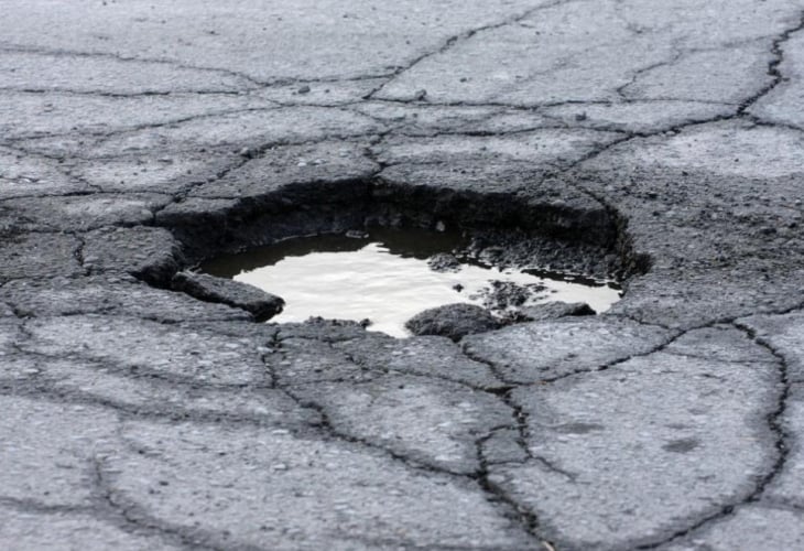 Огромна дупка се отвори на Дунав мост: Седем коли спукаха гуми