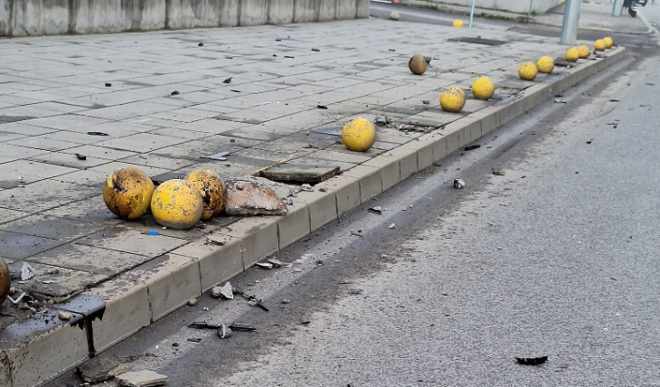 Зрелищна каскада в София: Търкалят се бетонни топки, а колата... СНИМКИ