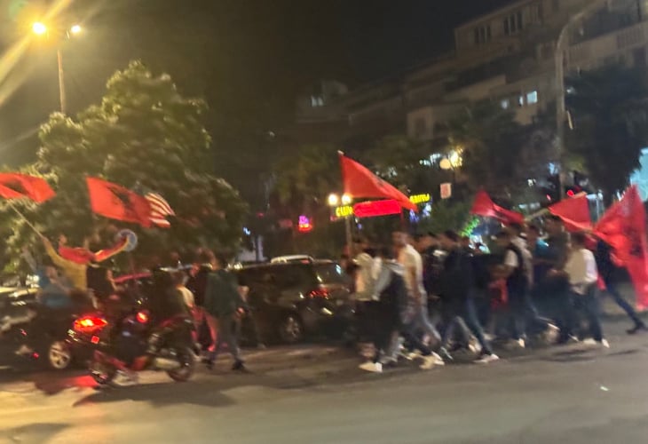 Албански знамена се веят в Скопие, ехтят изстрели