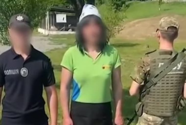 Daily mail показа скандално ВИДЕО: Украинец с фалшив бюст и перука бяга от мобилизацията