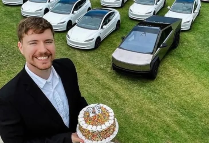 Уникално: Блогър ще раздаде безплатно в мрежата 26 коли Tesla СНИМКИ