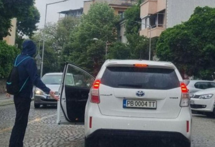 Бащиния: Кола на зам.-кмет в Пловдив едва не отнесе човек на пешеходна, за капак... СНИМКИ