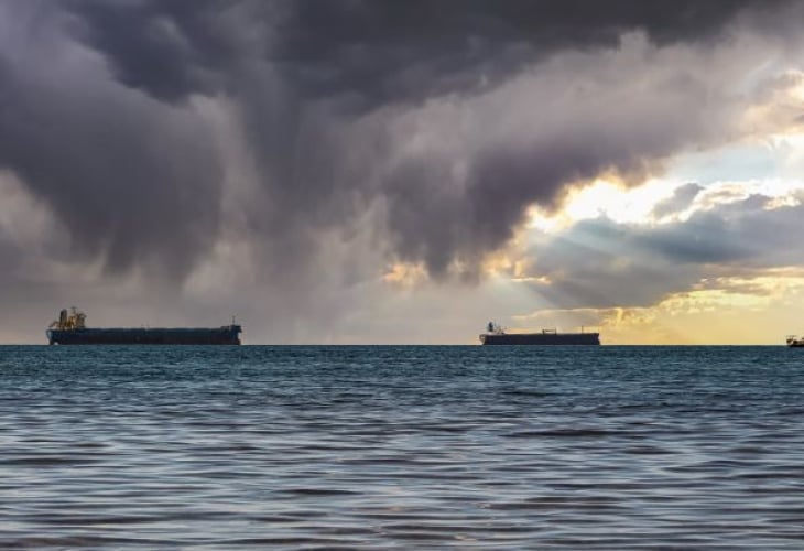 Товарен кораб увисна над океана в Гърция СНИМКА