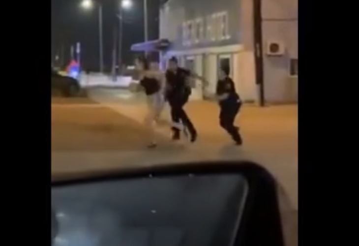 Пухкави полицайки подгониха девойка и разсмяха мрежата ВИДЕО
