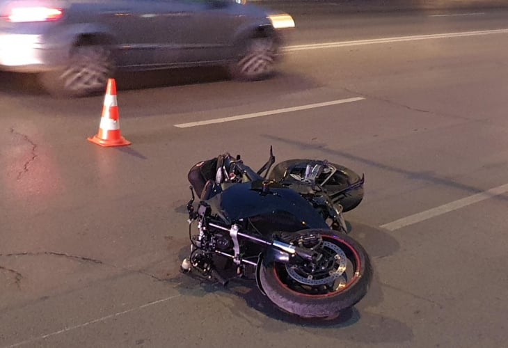Мотоциклетист без книжка е в тежко състояние, след като се заби в трактор