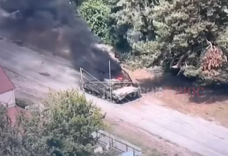 ВСУ показаха как дрон камикадзе поразява руски танк във Волчанск ВИДЕО