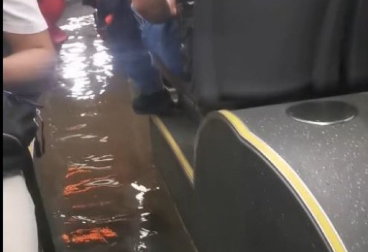 Потопът в София успя да наводни и автобус СНИМКИ