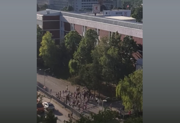Ученици взривиха България с това, което направиха рано сутрин ВИДЕО