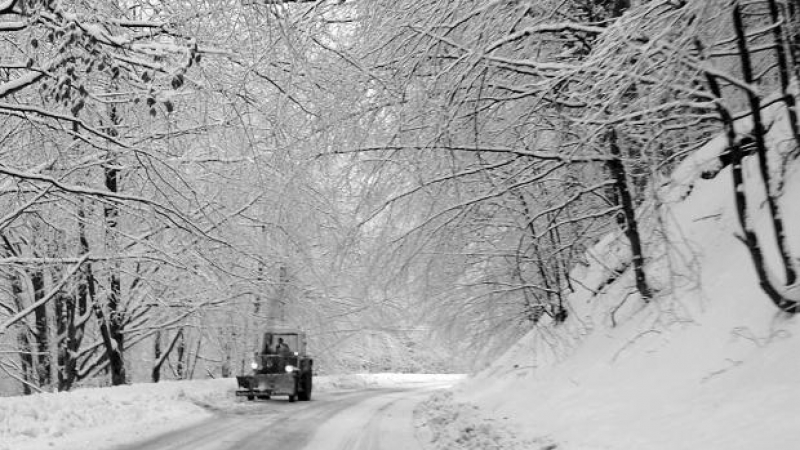Зимата се развихря: Ето какво се случва в проход Троян-Кърнаре 