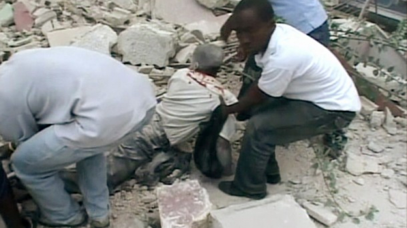 Студенти затрупани след земетресението в Хаити