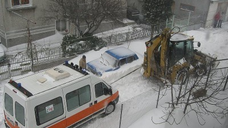 Разнасят на варненци храна по домовете, снегорини разчистват за линейките