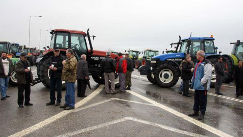 Гръцките фермери пускат ТИР-ове за час  
