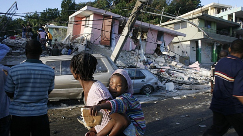 Нашите лекари спят под открито небе в Хаити