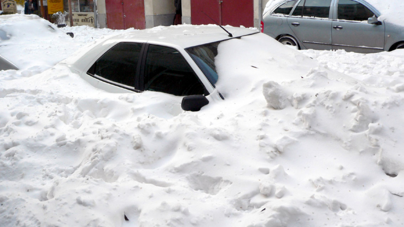 Снегът създава проблеми в Североизточна България