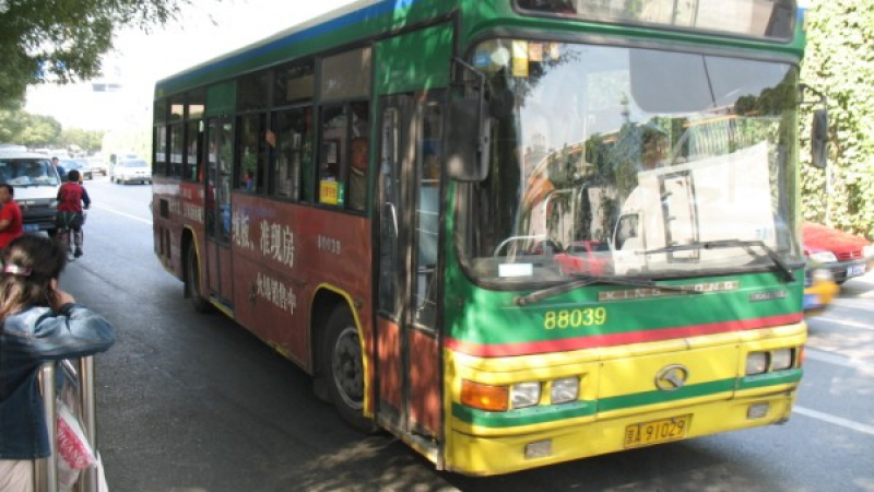 Мъж сгази 9 пешеходци с откраднат автобус