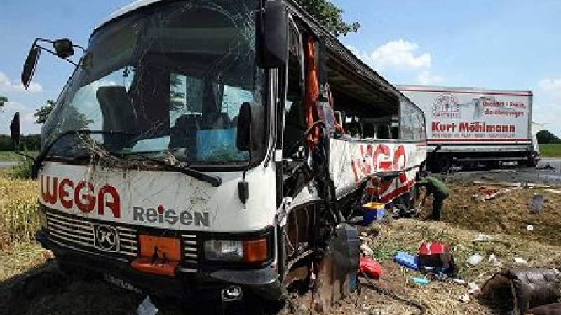 12 загинали след сблъсък между училищен автобус и камион